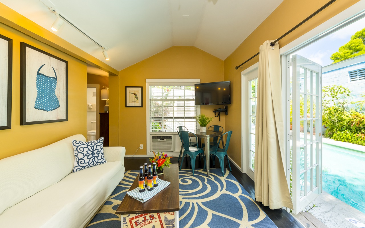 Key West Cottage Rentals - Villa Aqua Poolside Living Room